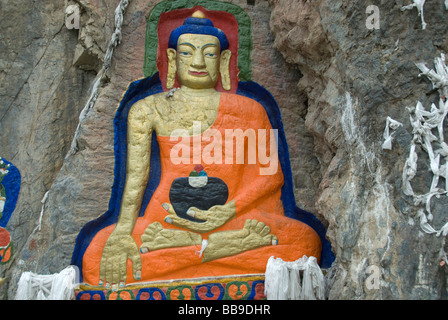 Nietang Buddha geschnitzt in einer Felswand am Stadtrand von Lhasa, die größte gravierten steinerne Statue des Sakyamuni in Tibet. Stockfoto