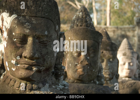 Stein-Dämon Gesichter auf der Naga-Brücke am Südtor von Angkor Thom Angkor Seam Reap Kambodscha Stockfoto