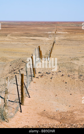 Hundezaun - die längste kontinuierliche Zaun der Welt.  Coober Pedy, Südaustralien, Australien Stockfoto