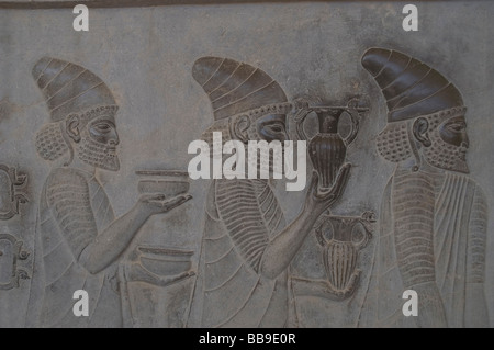 Geschnitzte Flachreliefs Darstellung Gesandten aus Persiens Thema Nationen alle mit Geschenken an den archäologischen Ruinen von Persepolis cl Stockfoto