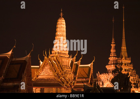 Die Royal Grand Palace und Wat Phra Kaeo bei Nacht Bangkok Thailand Stockfoto