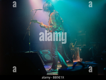 Man spielt angekündigte Hardrock-Gruppe in Konzert Stockfoto