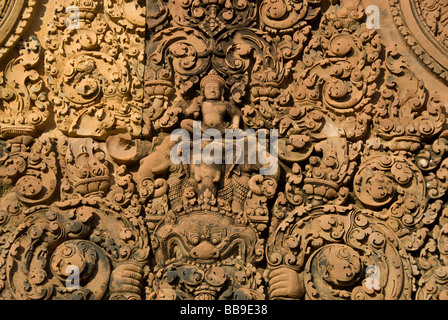 Detail von Banteay Srei, der Zitadelle der Frauen oder Schönheit, berühmt für komplizierte rote Sandsteinschnitzereien von mythischen Kreaturen wie Kala. Kambodscha. Stockfoto