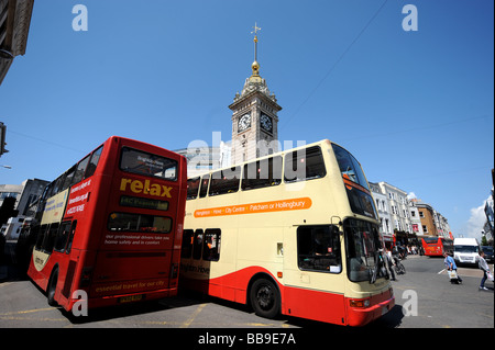 Brighton und Hove Busse mit seinem Uhrturm im Stadtzentrum von Brighton Stockfoto