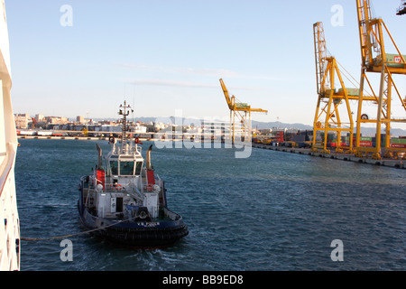 Schlepper, die Unterstützung eines Kreuzfahrtschiffes, Liegeplatz im Hafen von Valencia, Spanien, Stockfoto