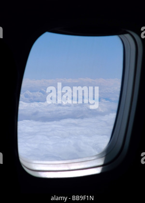 Blick aus dem Fenster im Flugzeug Embraer ERJ 145 Stockfoto