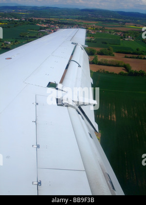 Embraer ERJ-145 Flugzeugflügel mit geteilt Klappen (Modell Fowler) während der letzte Schritt bei der Landung. Stockfoto