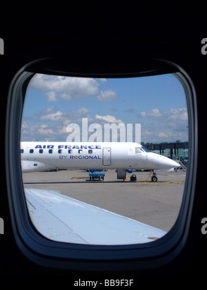 Embraer ERJ-145 Regionaljet der Firma Regional (fliegen für Air France) auf dem Parkplatz am Flughafen Lyon-Saint-Exupery Stockfoto