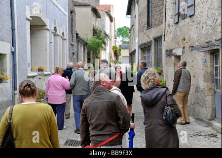 Sehenswürdigkeiten entlang der mittelalterlichen Street St Loup, Deux-Sèvres, Frankreich Stockfoto