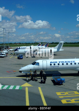 Embraer ERJ-145 Regionaljet der Firma Regional (fliegen für Air France) auf dem Parkplatz am Flughafen Lyon-Saint-Exupery Stockfoto