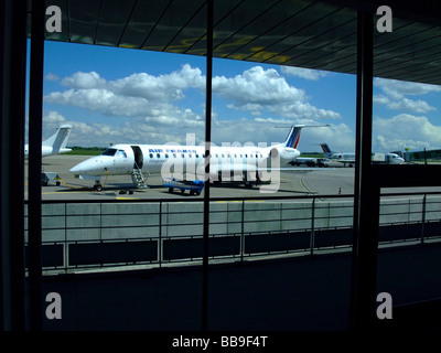 Embraer ERJ-145 Regionaljet der Firma Regional (fliegen für Air France) auf dem Parkplatz am Flughafen Lyon-Saint-Exupery Stockfoto