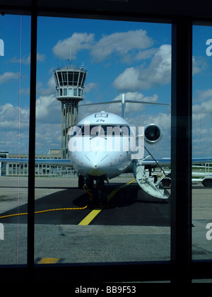 Canadair Bombardier Regional Jet CRJ-700 von Brit Air (fliegen für Air France), auf dem Parkplatz am Flughafen Lyon-Saint-Exupery Stockfoto