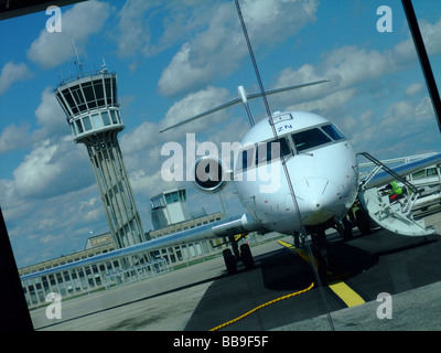 Canadair Bombardier Regional Jet CRJ-700 von Brit Air (fliegen für Air France), auf dem Parkplatz am Flughafen Lyon-Saint-Exupery Stockfoto