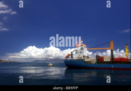 Containerschiff in Papeete Hafen mit Moorea in den Hintergrund, Tahiti, Französisch-Polynesien. Keine PR Stockfoto