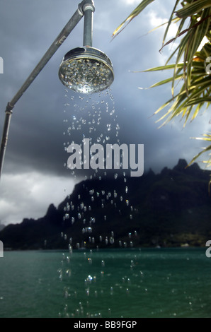 Außendusche im Cooks Bay, Moorea, Tahiti, Französisch-Polynesien Stockfoto