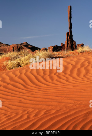 Totempfahl und Sand Dune Monument Valley Sunrise Arizona USA Stockfoto