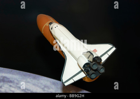 Ein Modell des Space Shuttle mit der Erde im Hintergrund Stockfoto