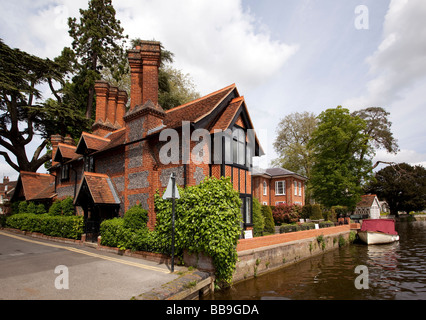 England Buckinghamshire Marlow St. Peter Street Themse Riverbank-Haus mit eigenem Liegeplatz Stockfoto