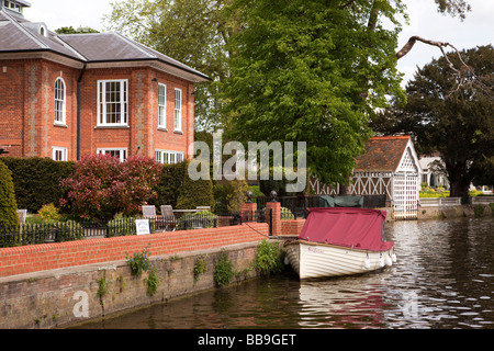 England Buckinghamshire Marlow St. Peter Street Themse Riverbank-Haus mit eigenem Liegeplatz Stockfoto