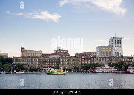 Flussschiffe in Savannah River und dem historischen Savannah Hafen Savannah Georgia USA Stockfoto