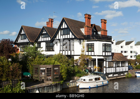 England Buckinghamshire Marlow Lock Themse Riverbank-Haus mit eigenem Liegeplatz Stockfoto