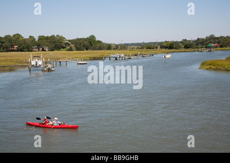 Ein paar Kajak in Charleston County Shem Creek, Mount Pleasant, South Carolina, USA Stockfoto