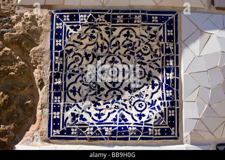 Blick auf Mosaikwand aus Keramik Fliese gebrochen Stockfoto