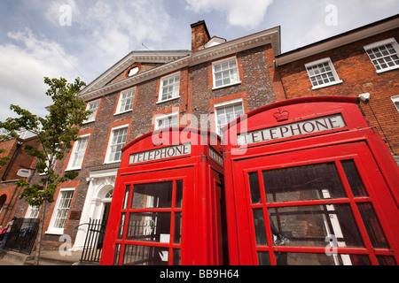 England Buckinghamshire Marlow High Street zwei traditionelle rote K6-Telefonzellen Stockfoto