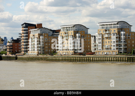 Typische private Themse am Flussufer Luxuswohnungen Isle of Dogs East End London England UK Stockfoto