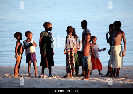 Dorfkinder am Ufer des Lake Malawi bei Sonnenuntergang Stockfoto