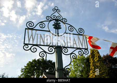 Ortsschild, Chertsey Road, Windlesham, Surrey, England, Vereinigtes Königreich Stockfoto