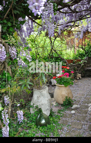 Ein Garten im Berg Dorf von Marie Sur Tinée in den Alpes Maritimes Frankreich Stockfoto