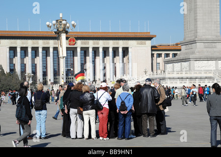 Deutsche Reisegruppe auf dem Tiananmen-Platz, Peking, China. Große Halle des Volkes in den Hintergrund. Stockfoto