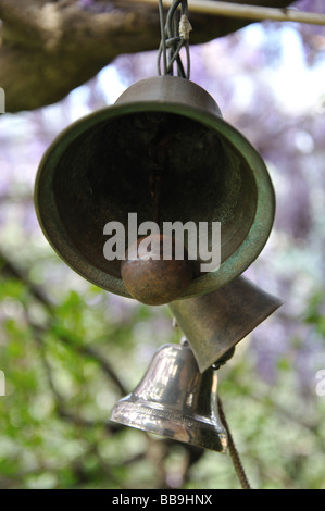 Glocken in einem Garten in den Berg Dorf von Mare-Sur-Tinée, Alpes Maritimes, Frankreich Stockfoto