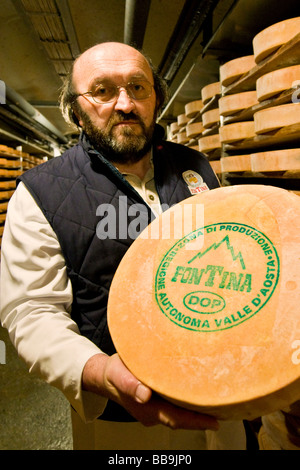 Gewürz-Lager von Käse Fontina Valpelline Italien Stockfoto