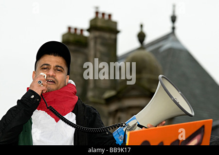 Gaza protestieren Birmingham 2009 Protest über Israels Invasion des Gazastreifens im November 2008 mit Mann mit einem Megaphon schreien Stockfoto