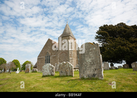 Alte St Clement s Kirche und Friedhof gegen blauen Himmel mit weißen Wolken Old Romney Kent UK Stockfoto