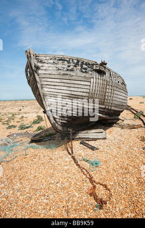 Verlassene Schiffswrack von Holz Angelboot/Fischerboot am Strand gegen blauen Himmel Stockfoto