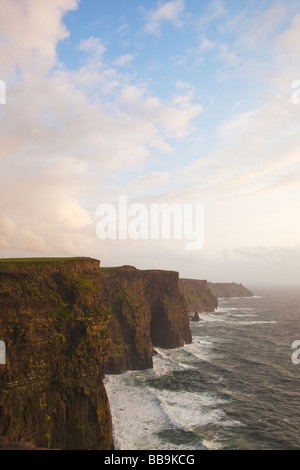 Sonnenuntergang über Klippen von Moher County Clare Irland Irland Irland Europa EU Stockfoto