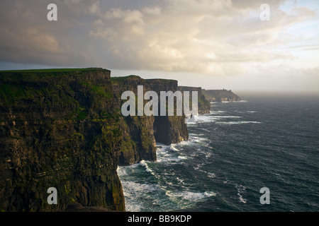 Sonnenuntergang über Klippen von Moher Grafschaft Co Clare Irland Irland Irland Europa Stockfoto