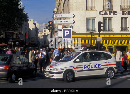 Französische polizei, polizisten, das Vorgehen der Polizei, die verhaftung einer kriminellen, Polizei Auto, Place de la Bastille, Paris, Ile-de-France, Frankreich, Europa Stockfoto