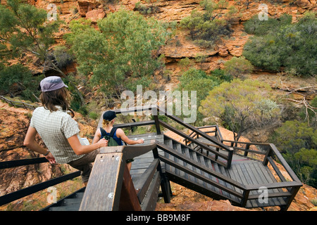 Wanderer steigen Sie hinab in den Garten Eden im Kings Canyon.  (Kings Canyon) Watarrka Nationalpark, Northern Territory, Australien Stockfoto