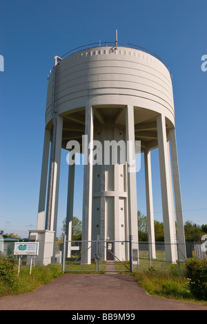 Der Wasserturm holding Wasserversorgung Essex & Suffolk Wasser befindet sich in Shadingfield, Suffolk, Uk Stockfoto