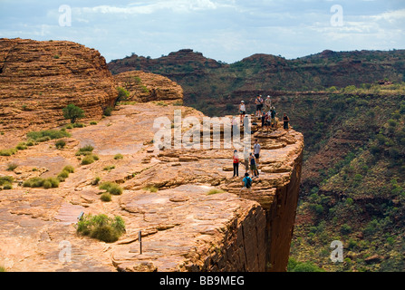 Wanderer am Rande Canyon im Watarrka (Kings Canyon)-Nationalpark, Northern Territory, Australien Stockfoto