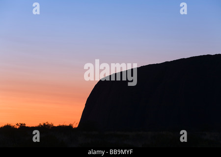 Uluru (Ayers Rock) bei Sonnenaufgang.  Uluru-Kata Tjuta National Park, Northern Territory, Australien Stockfoto