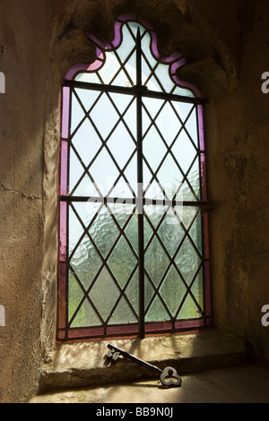 Norfolk großen alten Eisen Schlüssel in der alten Kirche Fensterbrett Stockfoto