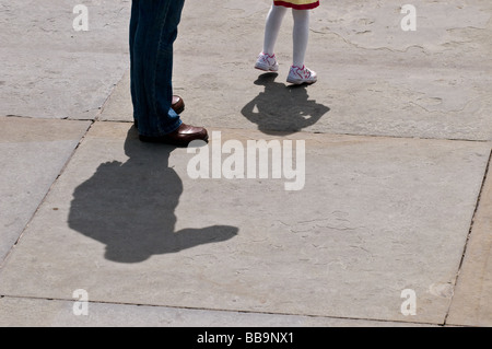 Ein Erwachsener und ein Kind wie ein Schatten.  Foto von Gordon Scammell Stockfoto