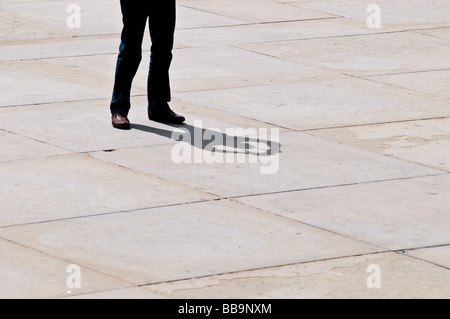 Die Beine einer Person Casting eine seltsame Schatten. Foto von Gordon Scammell Stockfoto