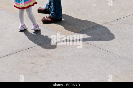 Ein Erwachsener und ein Kind wie ein Schatten.  Foto von Gordon Scammell Stockfoto