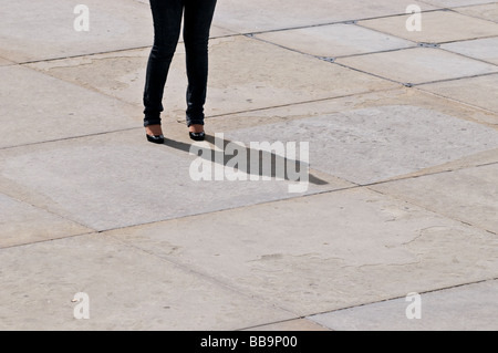 Die Beine einer Frau wirft einen Schatten.  Foto von Gordon Scammell Stockfoto